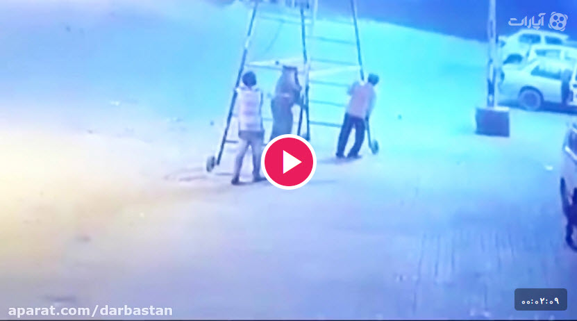 فیلم حادثه وحشتناک  برق گرفتگی کارگر در هنگام انتقال داربست متحرک
