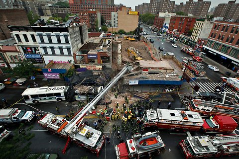 فیلم  5 کشته و زخمی در تخریب داربست شهر نیویورک