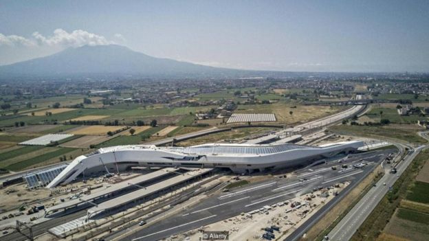 ایستگاه خط راه‌آهن ناپولی-آفراگولا، ناپل در ایتالیا، اثر گروه معماری زاها حدید